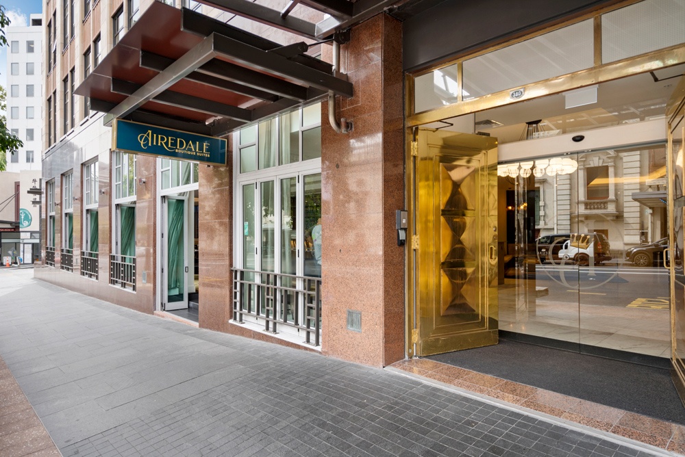 Entrance from Queen St