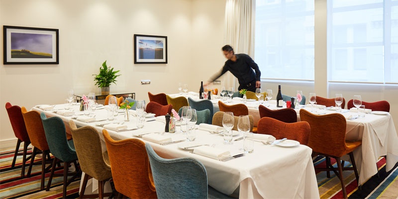 Hotel Debrett - Private dining room with waiter